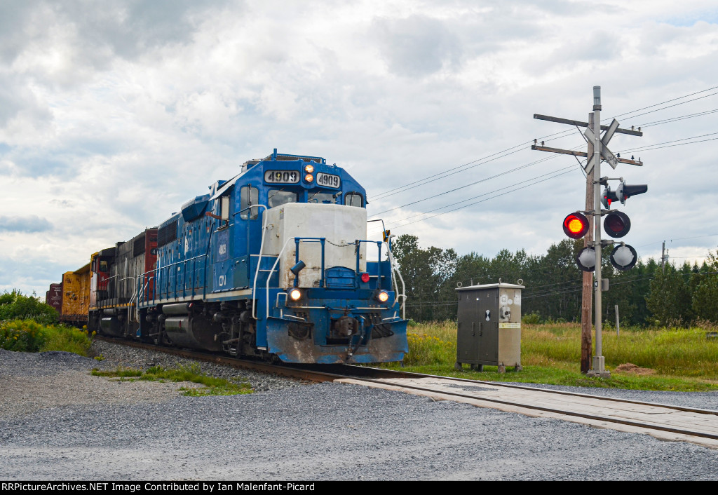 CN 4909 leads 578 at Thériault road